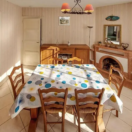 2 Bedroom Lovely In Holiday home Meschers-sur-Gironde